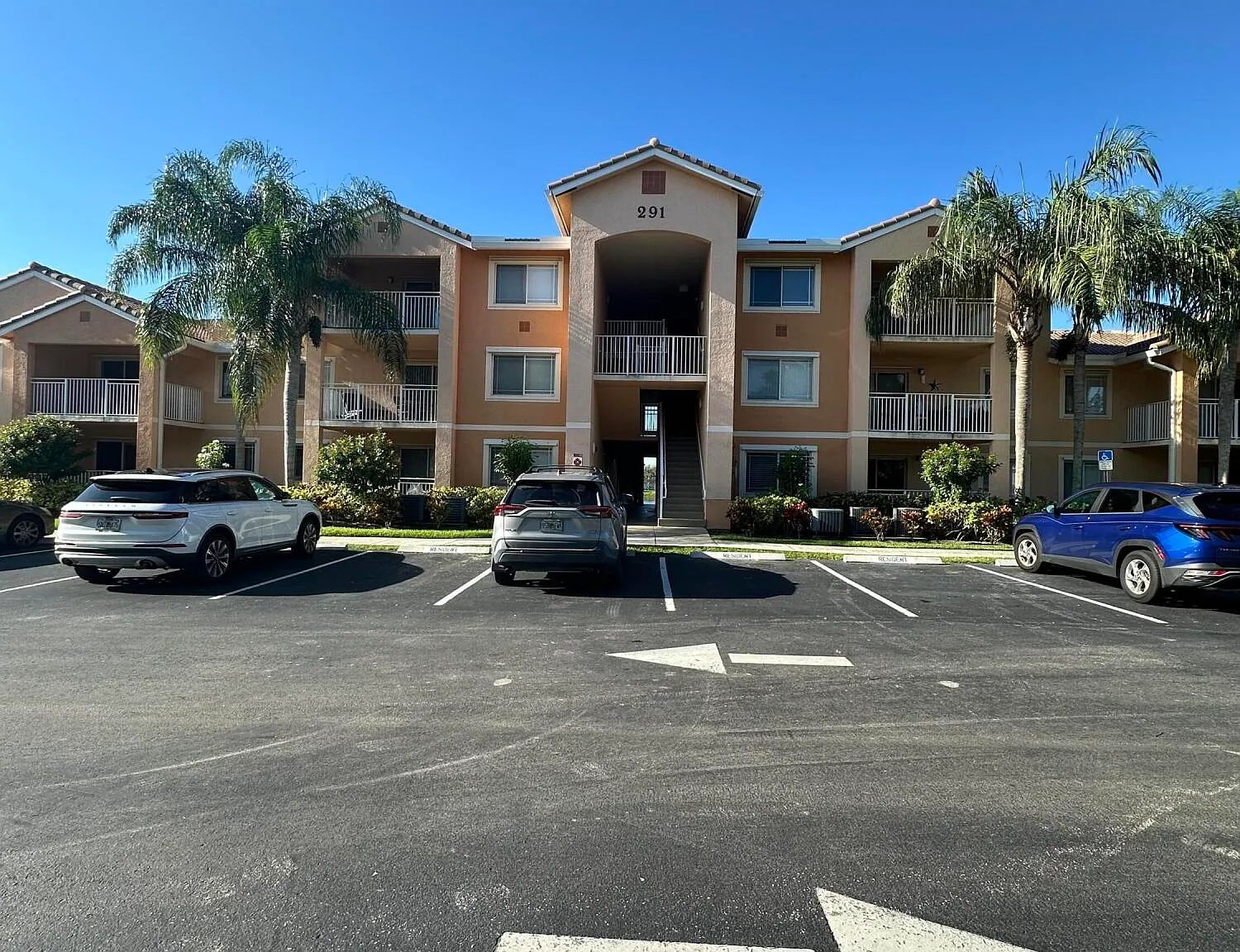 1 bed, 1.0 bath, 868 sqft, $1,650 — Photo 2