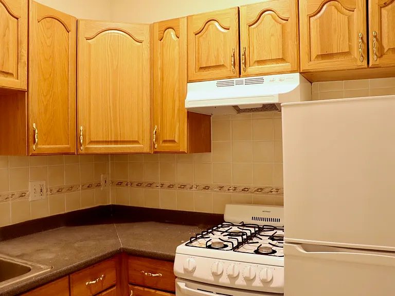 56 Queensberry St #9 — Photo 3