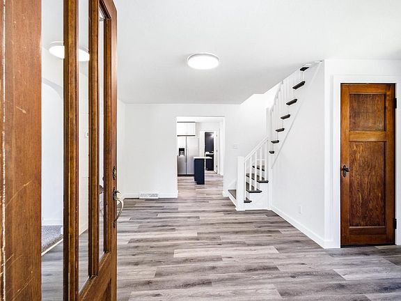 5th image of 223 E Woolcock STREET