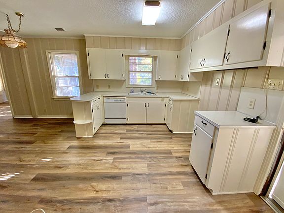 3rd image of 909 Maplewood Dr