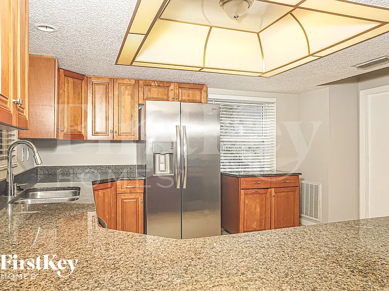 833 Wee Burn St — Photo 5