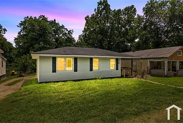 3 bed, 900 sqft, $1,095 — Photo 1