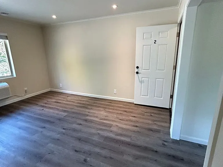 239 NE Lincoln St — Photo 8