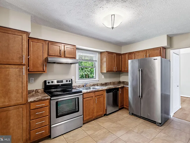 2324 Kent Ct — Photo 9