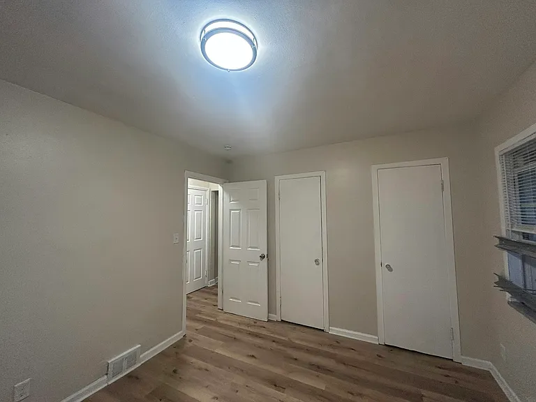 5070 Lafontaine St — Photo 10
