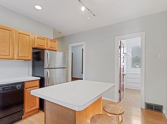 3rd image of 3518 N Claremont Ave #2
