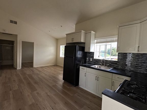 5th image of 74 S Altadena Dr #201