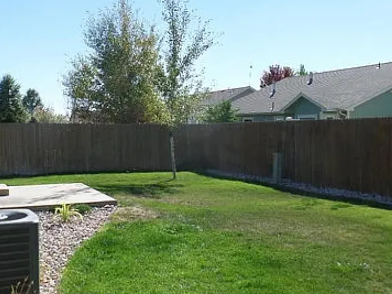 350 Hawthorne Ave — Photo 2