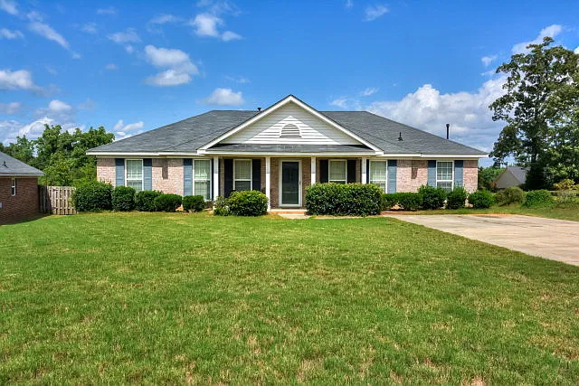 3 bed, 2.0 bath, 1575 sqft, $1,695 — Photo 2