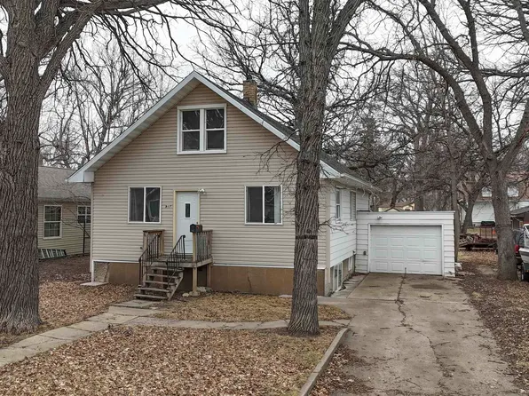 917 4th Ave NW, Minot, ND 58703