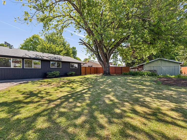 1079 Westwood Dr — Photo 20