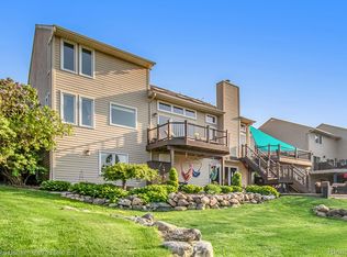 1422 Heights Rd, Lake Orion, MI 48362