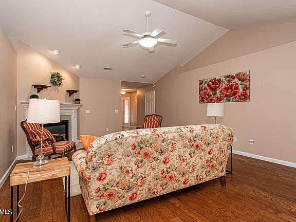 5th image of 281 Eaton Village Trce