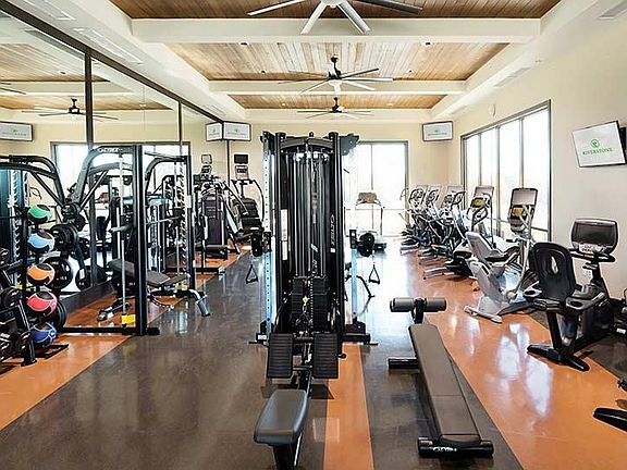 5th image of 979 Spring St W