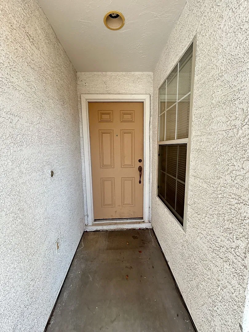 New Paint, New Flooring! 3 Bedroom + Den — Photo 2
