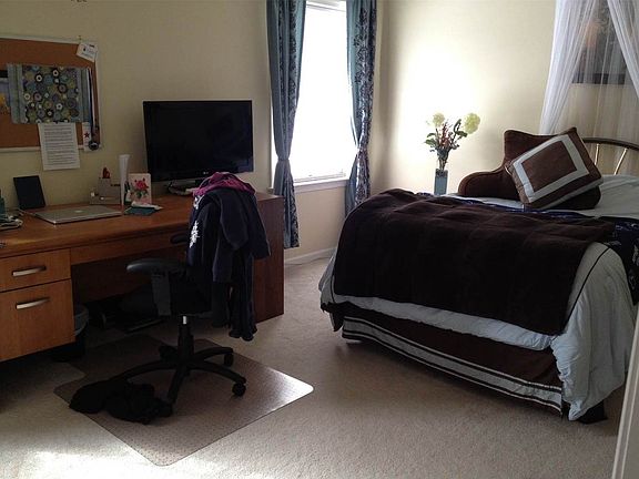 2nd image of 646B Oakwood Ave