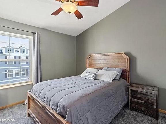 4th image of 385 NE Kingwood