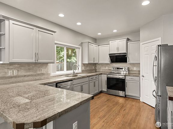 4th image of 4218 NE 9th Cir