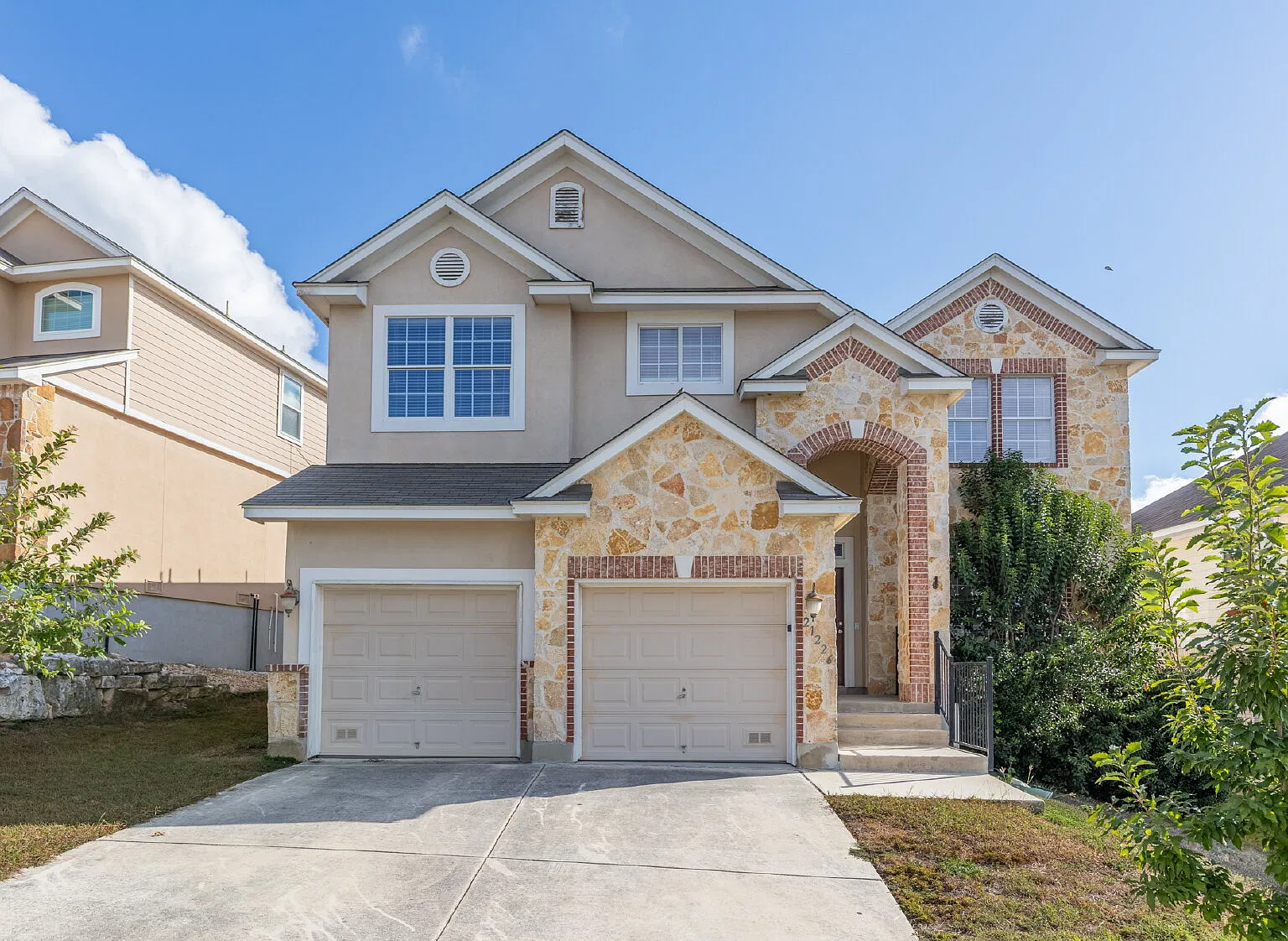 4 bed, 2.5 bath, 3459 sqft, $2,500 — Photo 1