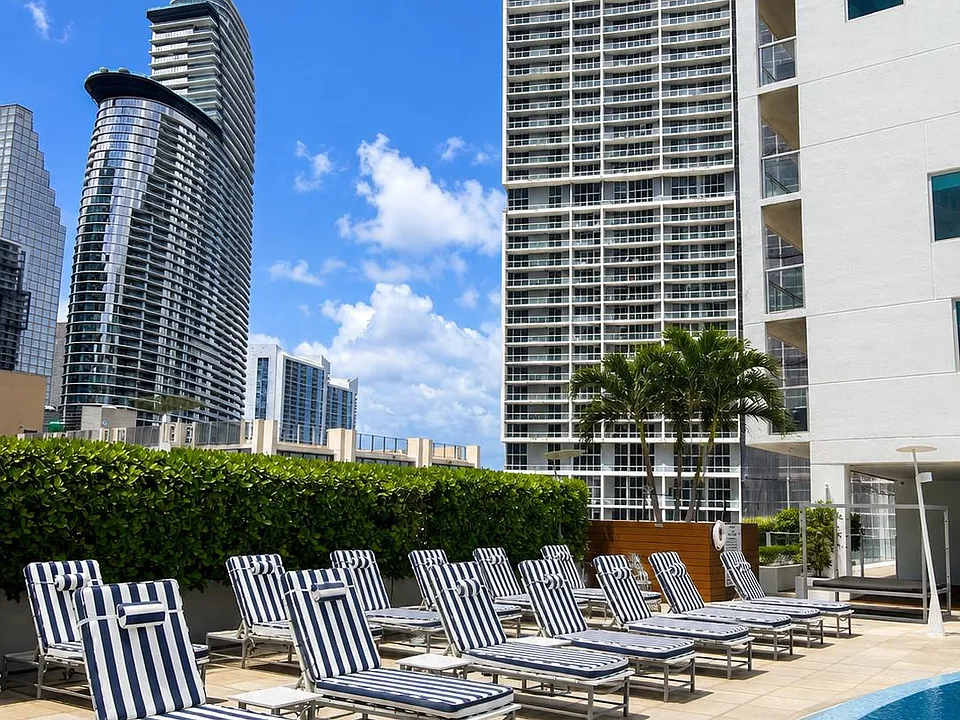 55 SE 6th St #3001