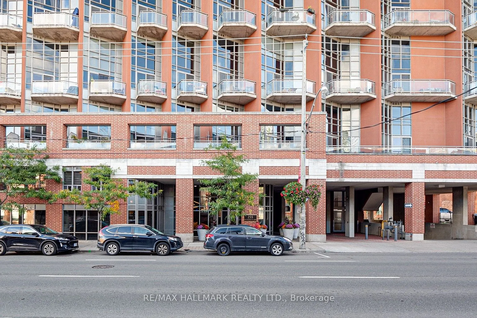 255 Richmond St E — Photo 1