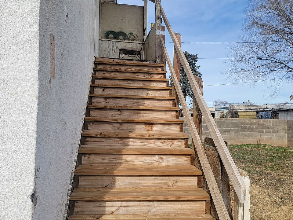 1st image of 1010 W 10th St