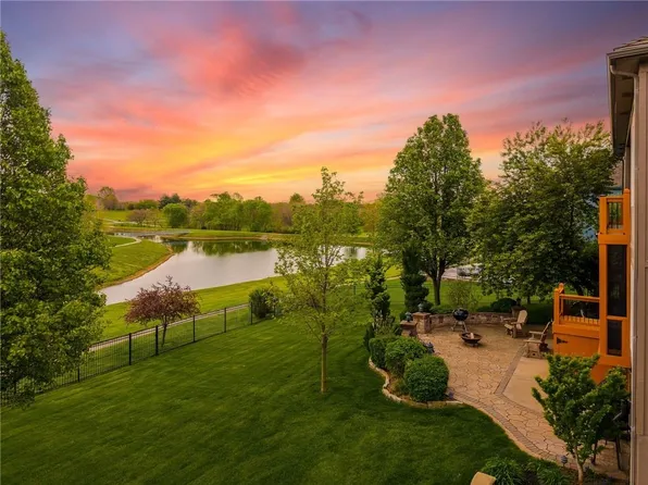 8045 NW Emerald Ct, Kansas City, MO 64152