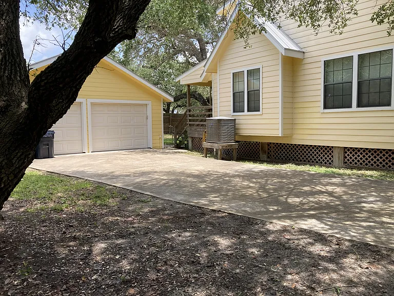 28 Bahama St N — Photo 9