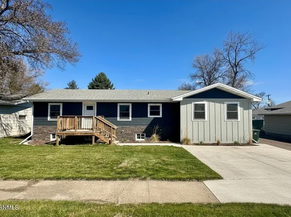 114 3rd St NE, Hazen, ND 58545