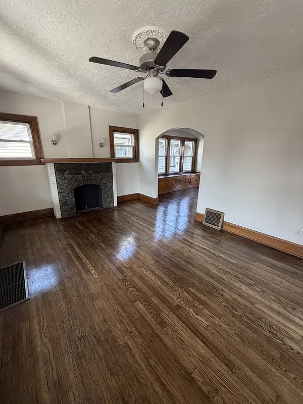 3 bed, 1.0 bath, 1144 sqft, $1,400 — Photo 2