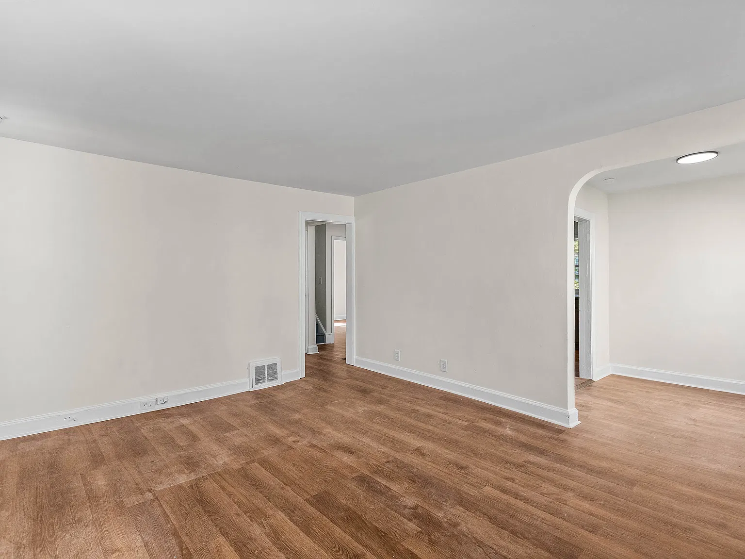 3 bed, 896 sqft, $1,400 — Photo 3