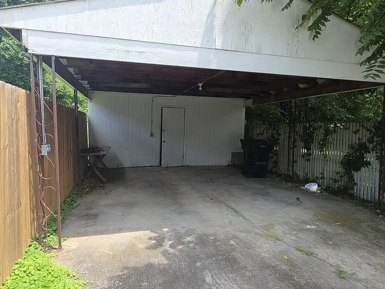 504 E Vine St — Photo 16