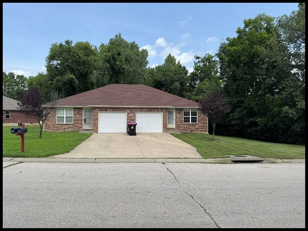 2 bed, 930 sqft, $1,100 — Photo 2