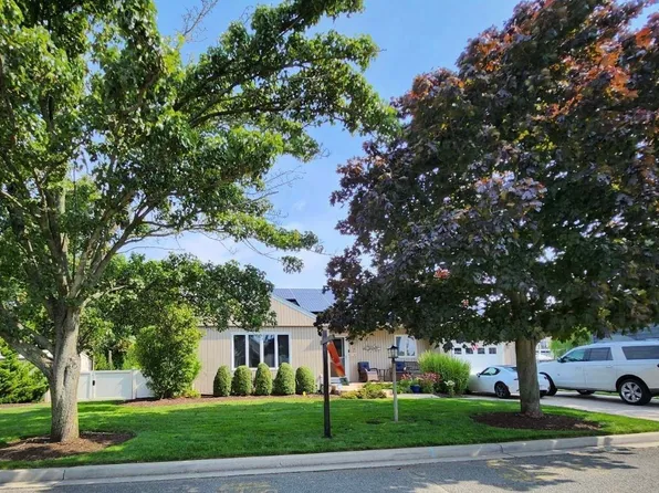 7 New Point Place, Amityville, NY 11701