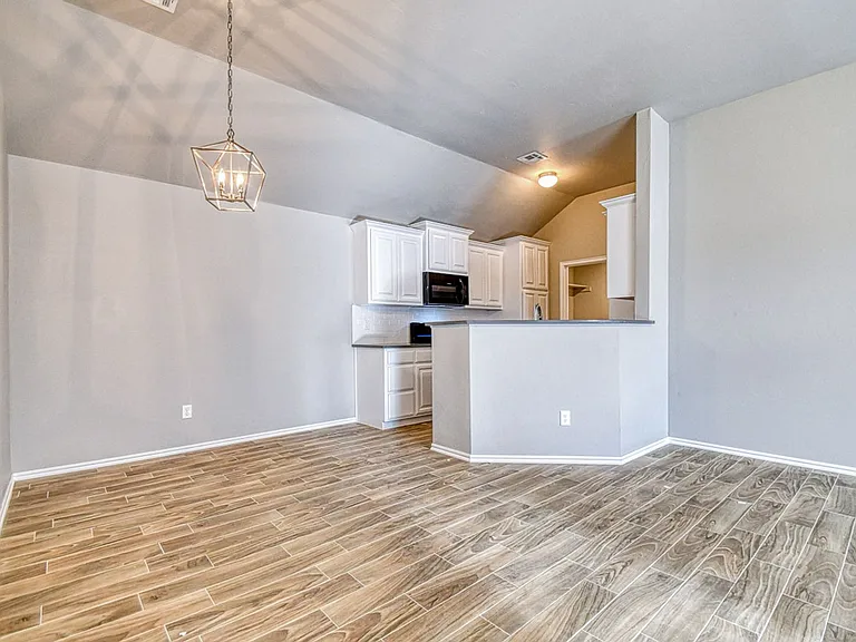 1005 Saint Cecil — Photo 10