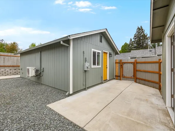 1616 SW G St #A, Grants Pass, OR 97526
