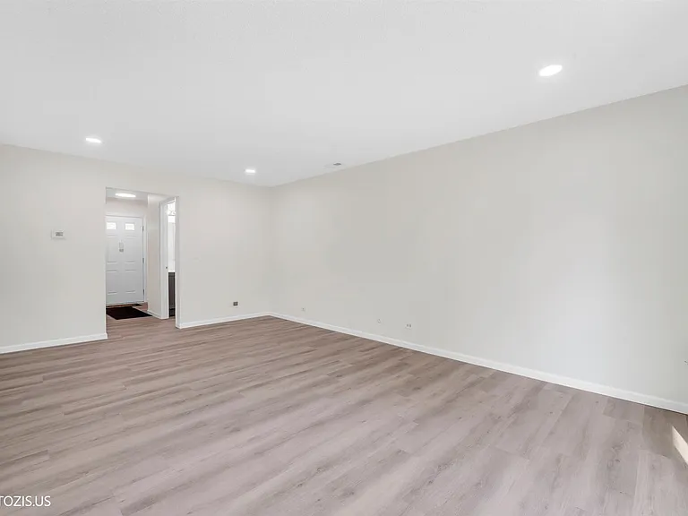 1405 Merrimac Ln N — Photo 12