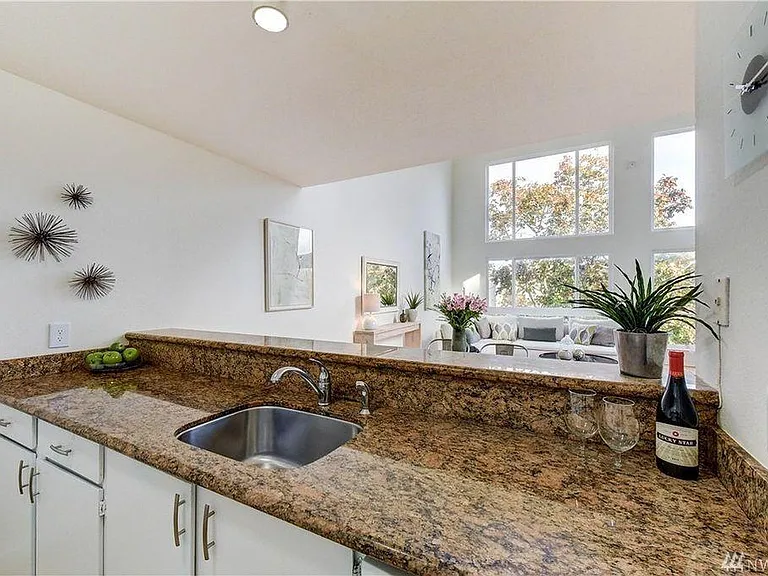 5834 NE 75th St #B301 — Photo 5