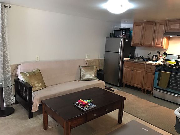 3rd image of 624 Hunter Ave