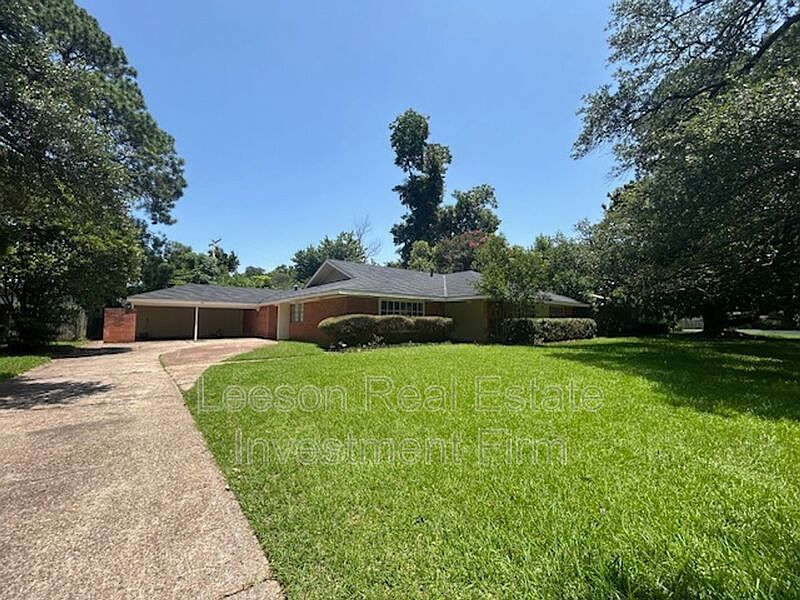1st image of 208 Bruce Ave