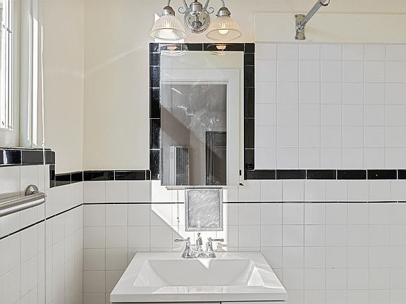 5th image of 341 Lexington St Unit A