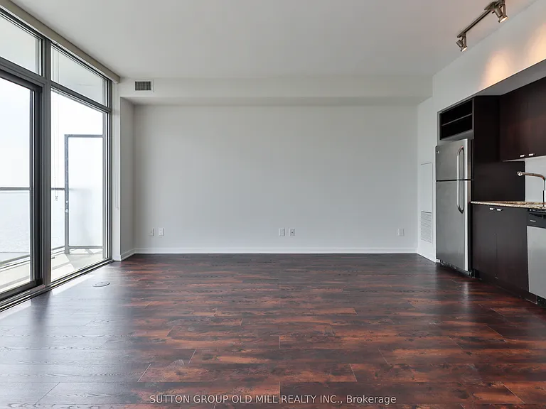 105 The Queensway #2516 — Photo 5