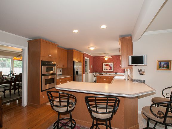 Inviting kitchen bar