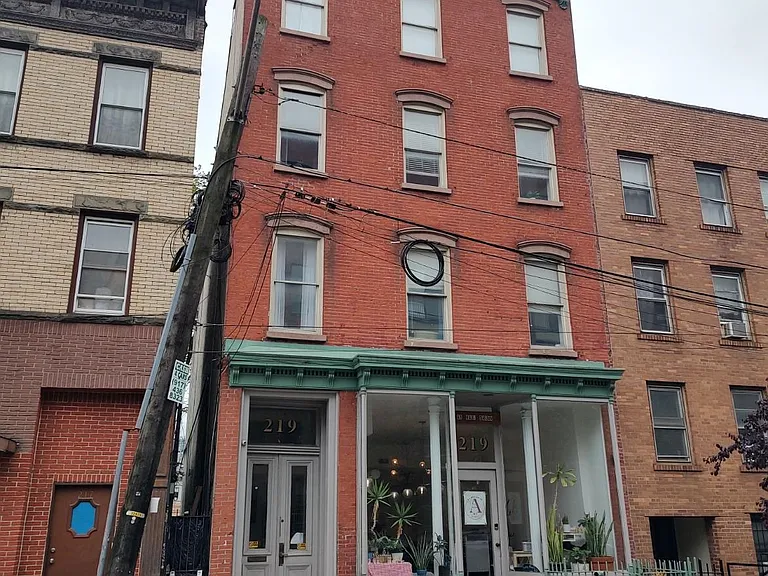 219 Montgomery St #3 — Photo 1