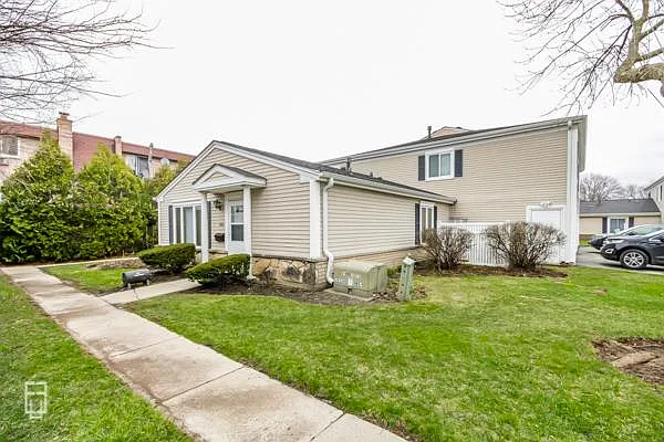1010 Cove Dr — Photo 1