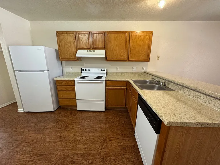 1100 Leslie Circle — Photo 6
