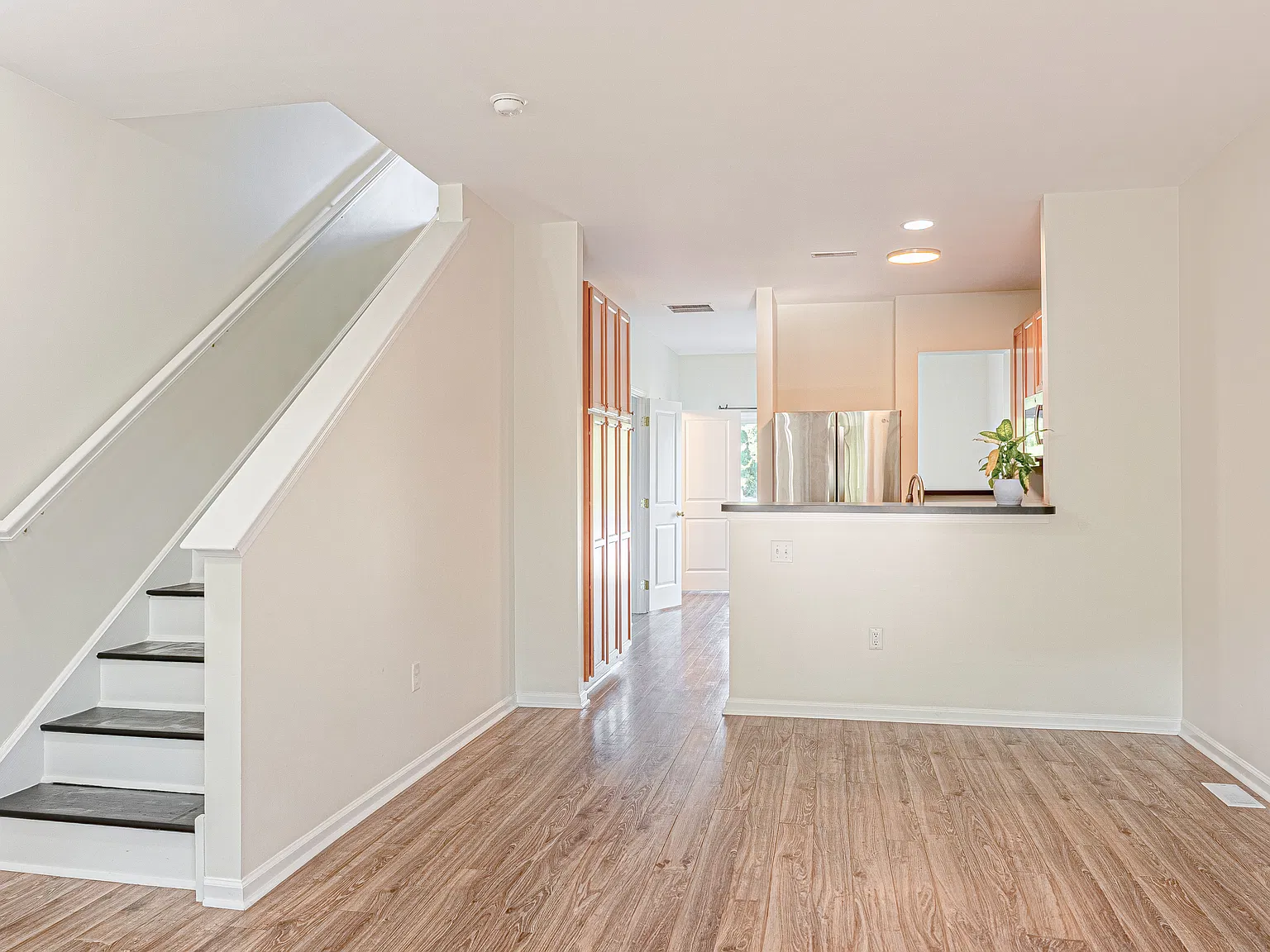 3 bed, 1256 sqft, $3,000 — Photo 4