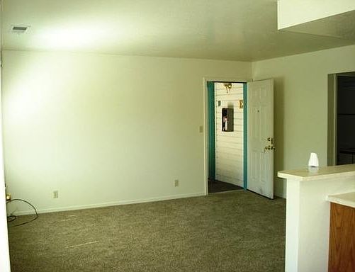 1480 Locust living room_02082018