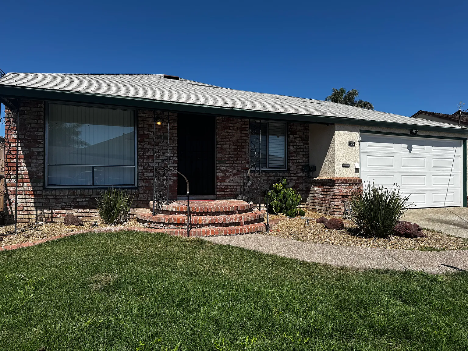 3 bed, 1050 sqft, $3,300 — Photo 1