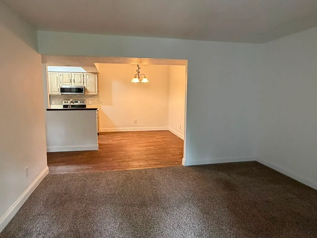 2 bed, 1.5 bath, 946 sqft, $1,000 — Photo 2